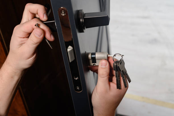 Porte fermée à clé et cylindre de serrure à Paris